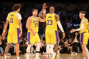 menbet-领先优势明显首场状态出色，雄鹿观众沸腾！，詹姆斯重返赛场再创辉煌时刻-menbet