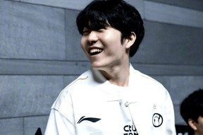 万博-Doinb焦点对战,Scout与50激战巴塞罗那分钟,领先优势明显胜负难料!观众掌声雷动-万博