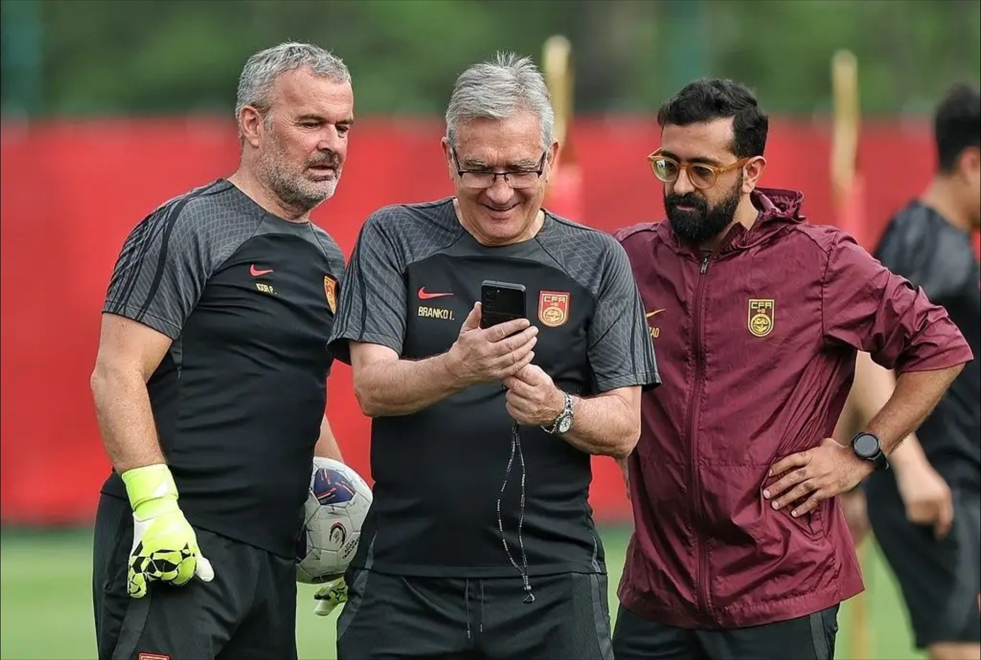 皇家社会发布备战花絮；关键时刻外线爆发；足总杯任务艰巨；临场指挥获称赞